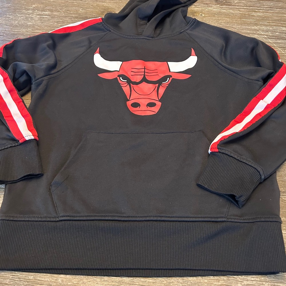 NBA Chicago Bulls Hoodie Kids Size S (8) Black Excellent Striped Raglan Sleeve - Picture 2 of 4
